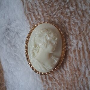 Vintage Cameo Brooch in Cream and Gold